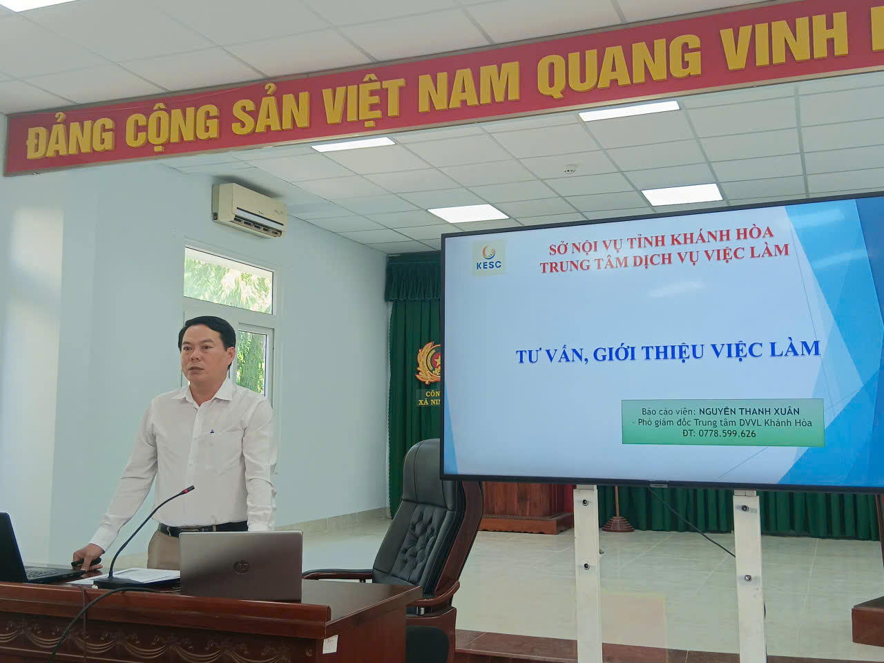 Ông Nguyễn Thanh Xuân, Phó Giám đốc Trung tâm Dịch vụ việc làm Khánh Hòa tư vấn và giới thiệu việc làm tại buổi tuyên truyền