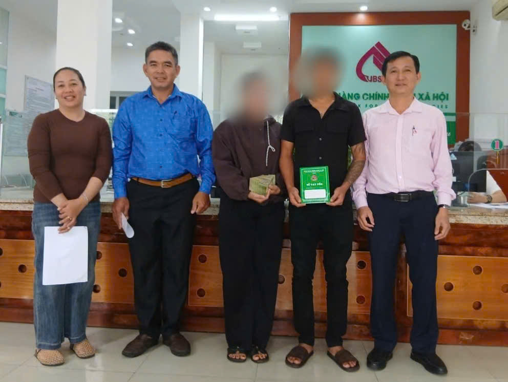 Anh Trần Anh Nhân hoàn tất thủ tục vay vốn tại Ngân hành chính sách xã hội Ninh Sơn