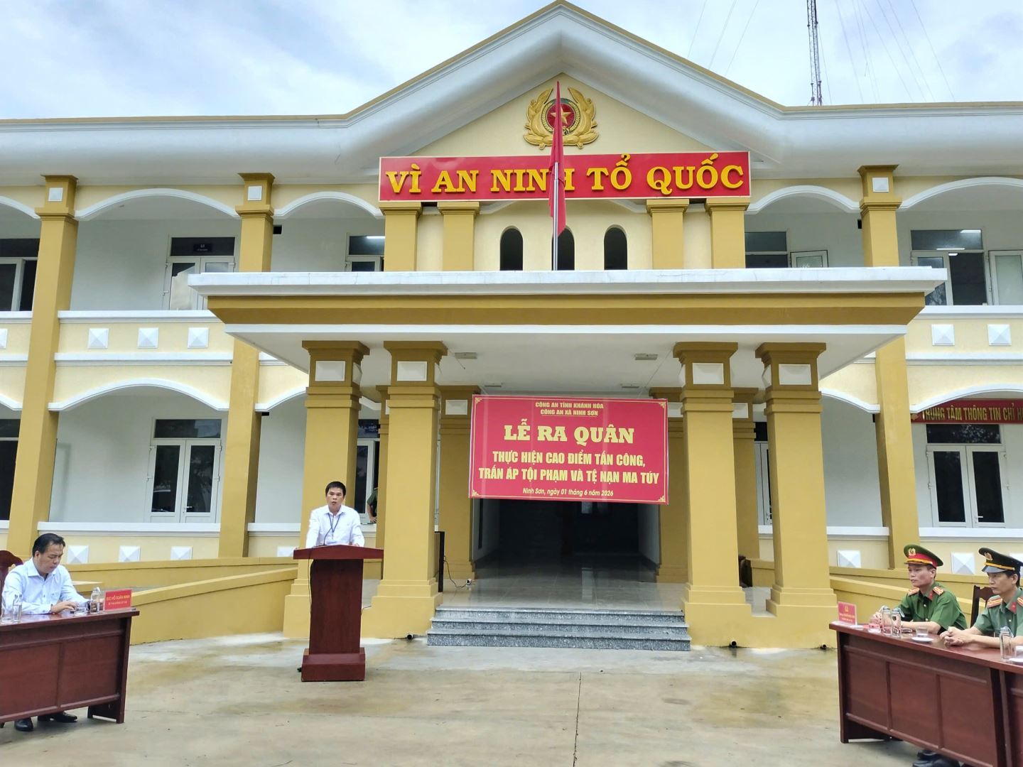 Đồng chí Trần Văn Sinh, Phó Chủ tịch Ủy ban nhân dân xã Ninh Sơn phát biểu chỉ đạo tại buổi lễ ra quân