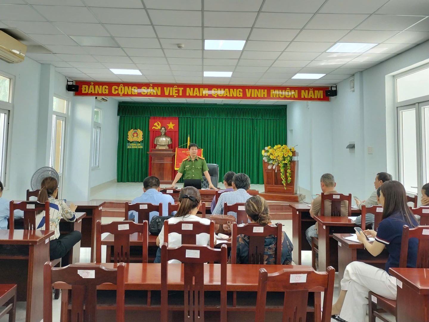 Cán bộ Công an xã Ninh Sơn trực tiếp hướng dẫn sử dụng Hệ thống phần mềm của Bộ Công an