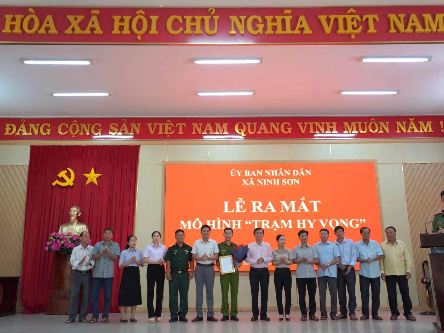 Lãnh đạo UBND xã Ninh Sơn công bố và trao quyết định thành lập mô hình “Trạm Hy vọng”