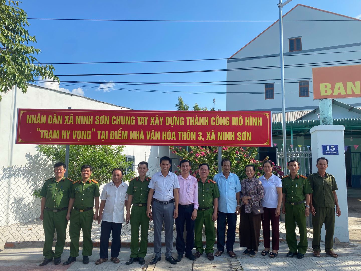 Các đại biểu tham quan mô hình “Trạm Hy vọng”