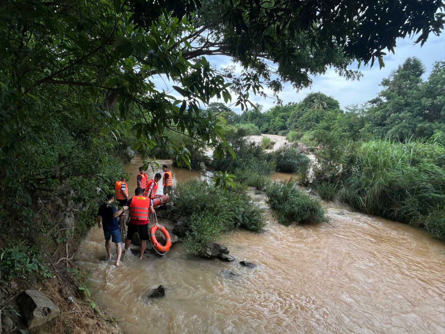 Cán bộ, chiến sĩ Đội Chữa cháy và cứu nạn, cứu hộ khu vực 7 triển khai lực lượng thực hiện cứu hộ
