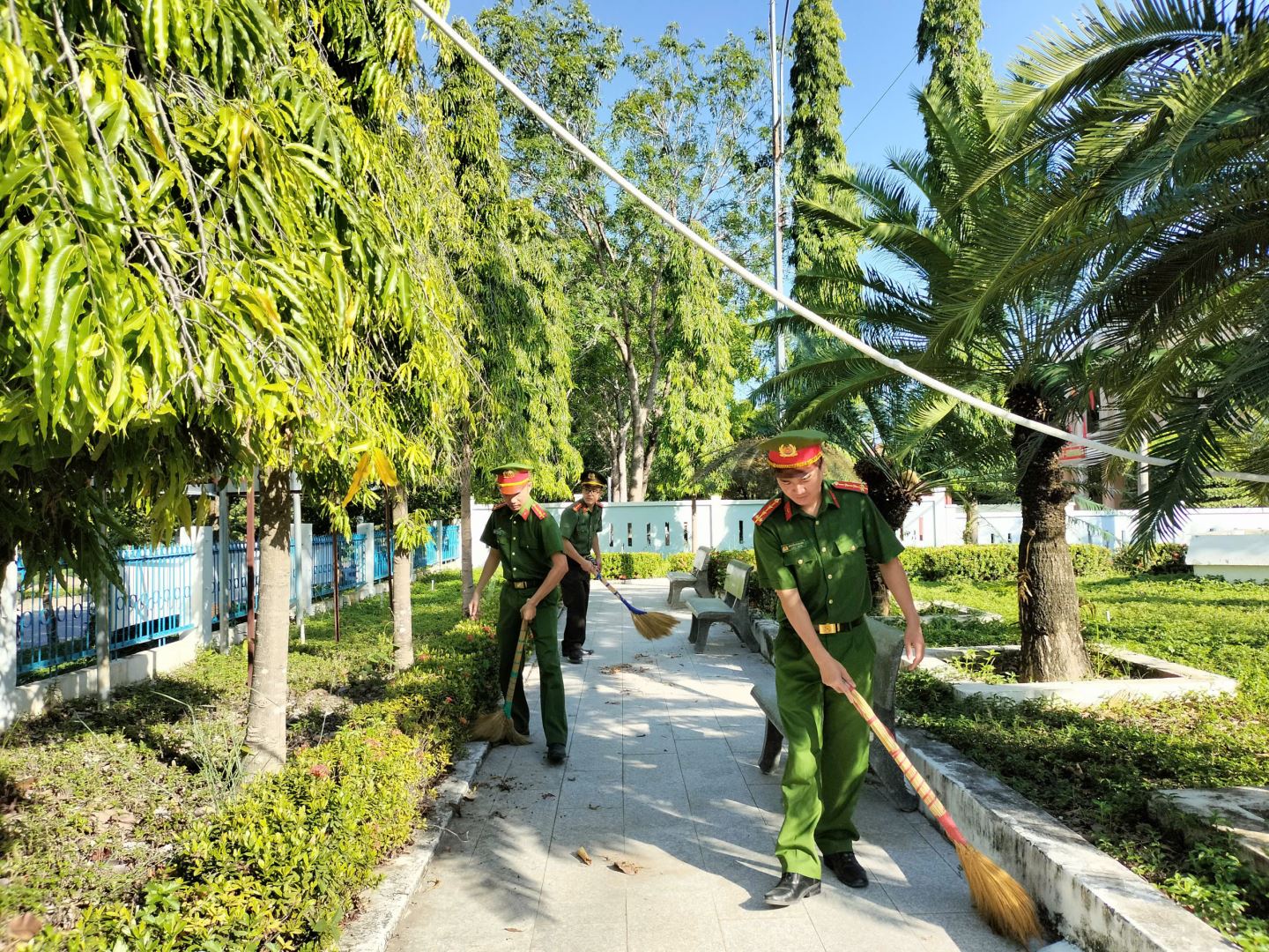 Đoàn viên thanh niên Công an xã tham gia vệ sinh chỉnh trang khuôn viên Đài tưởng niệm Liệt sĩ xã