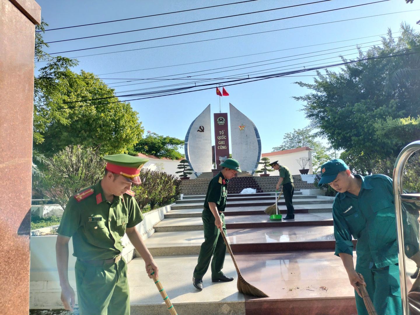 Đoàn viên hai Chi đoàn thực hiện vệ sinh tại Đài tưởng niệm Liệt sĩ xã