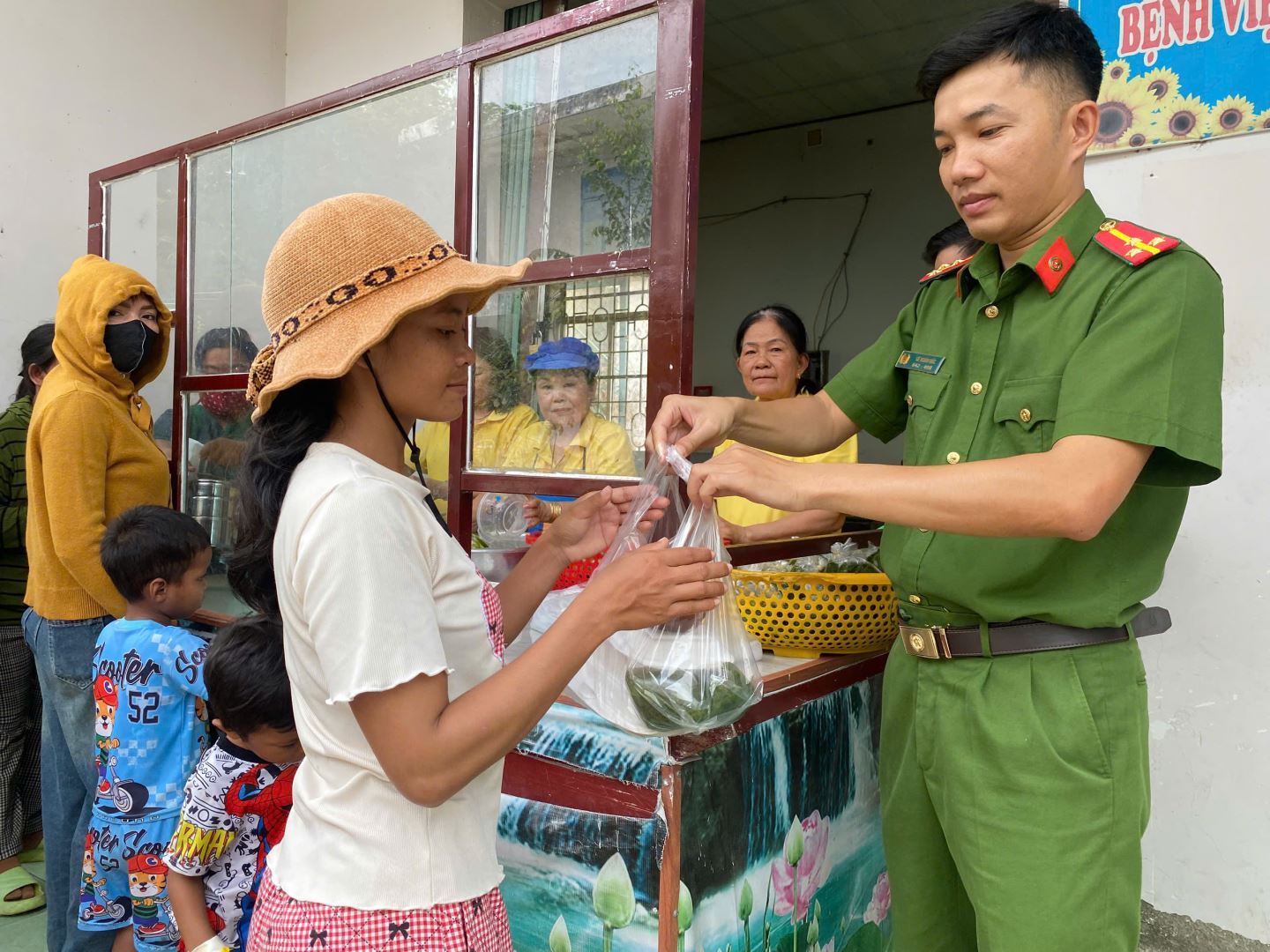 Đoàn viên thanh niên Công an xã trao các suất cơm từ thiện tại Trung tâm y tế khu vực Ninh Sơn