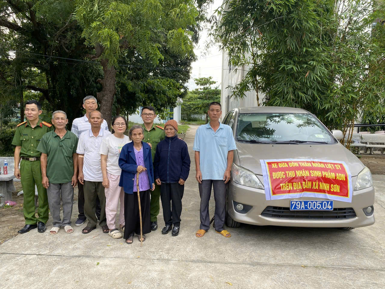 Công an xã Ninh Sơn tổ chức đưa, đón thân nhân liệt sĩ chưa xác định danh tính thực hiện thu nhận mẫu ADN