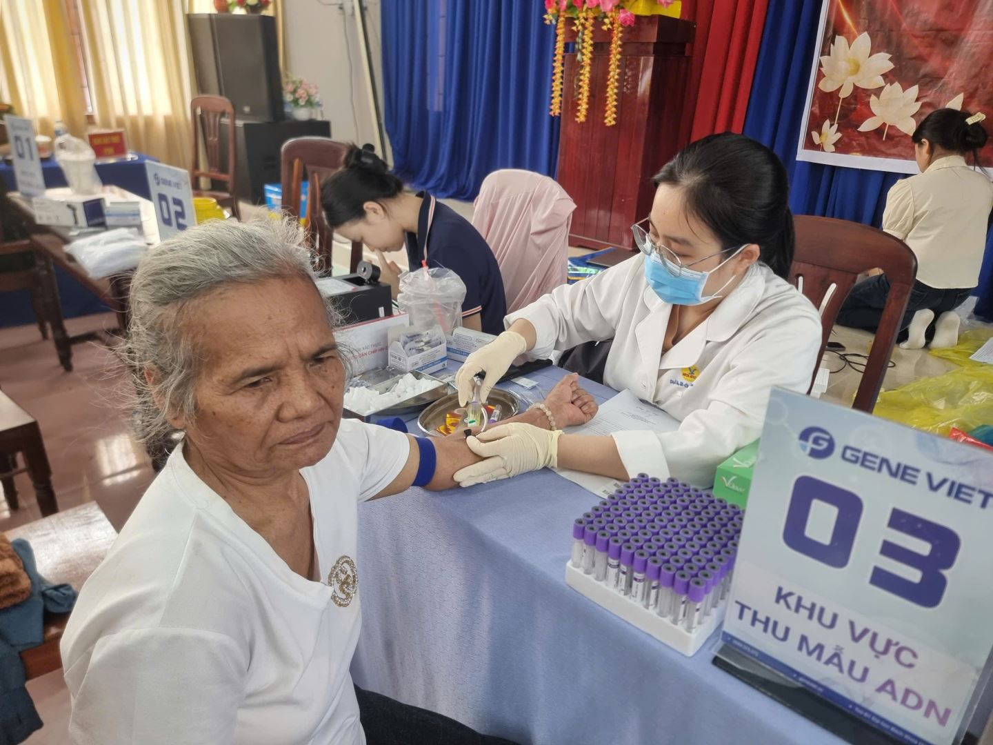 Thân nhân các liệt sĩ chưa xác định danh tính trên địa bàn xã thực hiện thu nhận mẫu AND tại xã Bác Ái Đông