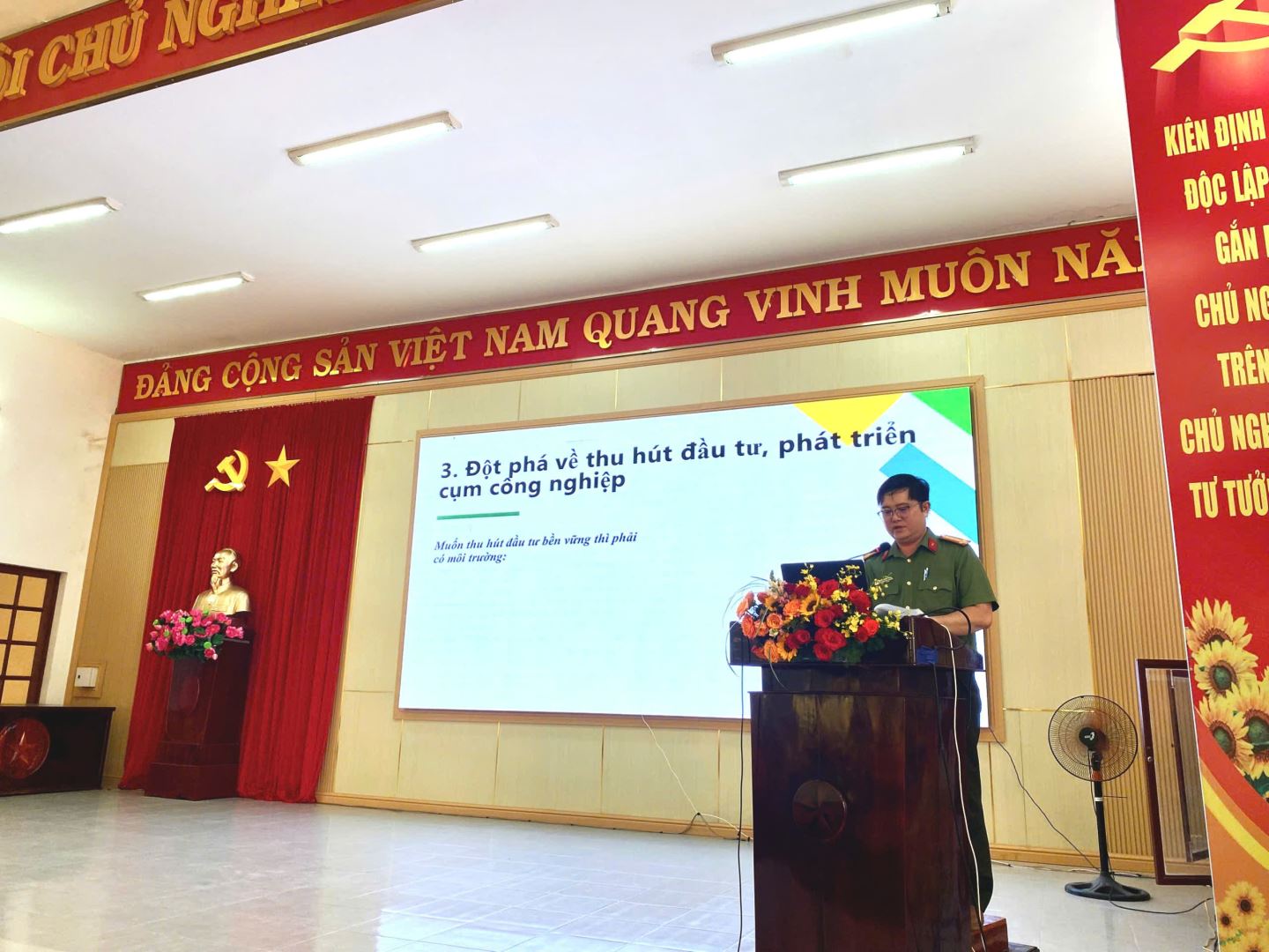 Đồng chí Trung tá Nguyễn Khánh Toàn, Ủy viên Ban Chấp hành Đảng bộ, Phó Trưởng Công an xã Ninh Sơn thể hiện phần thi thuyết trình tại Hội thi