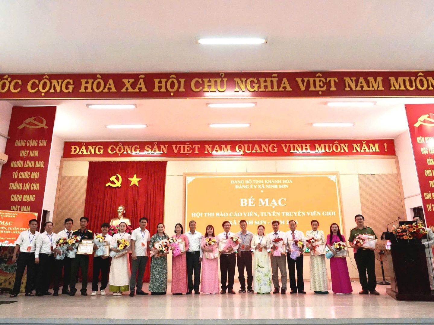 Ban Tổ chức trao giải cho các thi sinh tại Hội thi