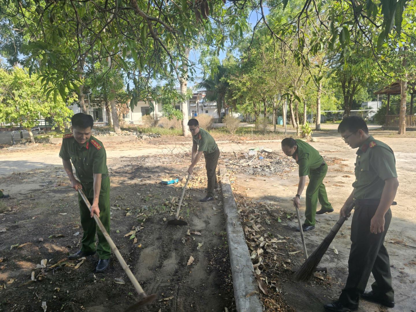 Chi đoàn Công an xã Ninh Sơn ra quân hưởng ứng “Ngày Chủ nhật xanh” đồng loạt toàn quốc lần thứ II năm 2026