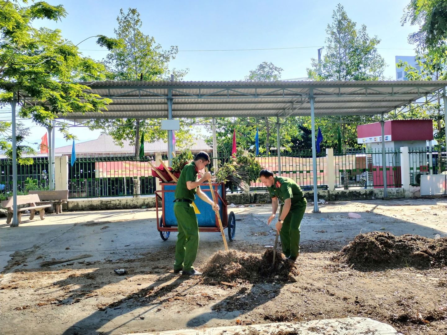 Đoàn viên, thanh niên Công an xã Ninh Sơn thực hiện dọn vệ sinh, sớm bàn giao mặt bằng cho đơn vị thi công theo kế hoạch