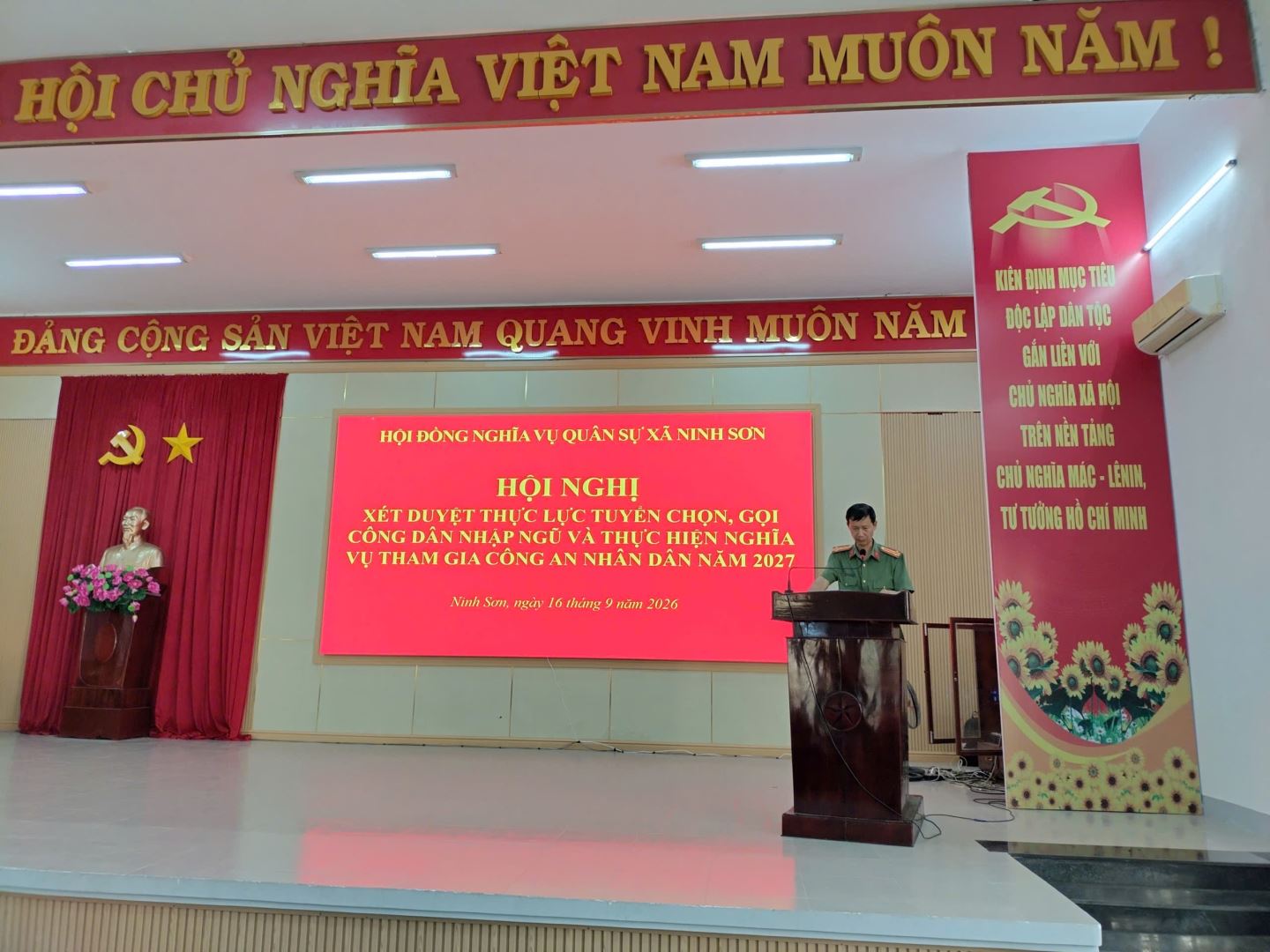 Đồng chí Thượng tá Phạm Huy Thiều, Phó Trưởng Công an xã Ninh Sơn báo cáo kết thực hiện nhiệm vụ được giao tại Hội nghị
