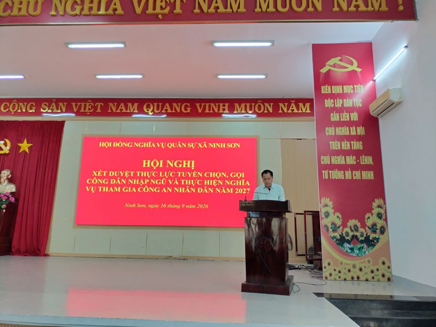 Đồng chí Hồ Xuân Ninh, Bí thư Đảng ủy xã phát biểu chỉ đạo tại Hội nghị