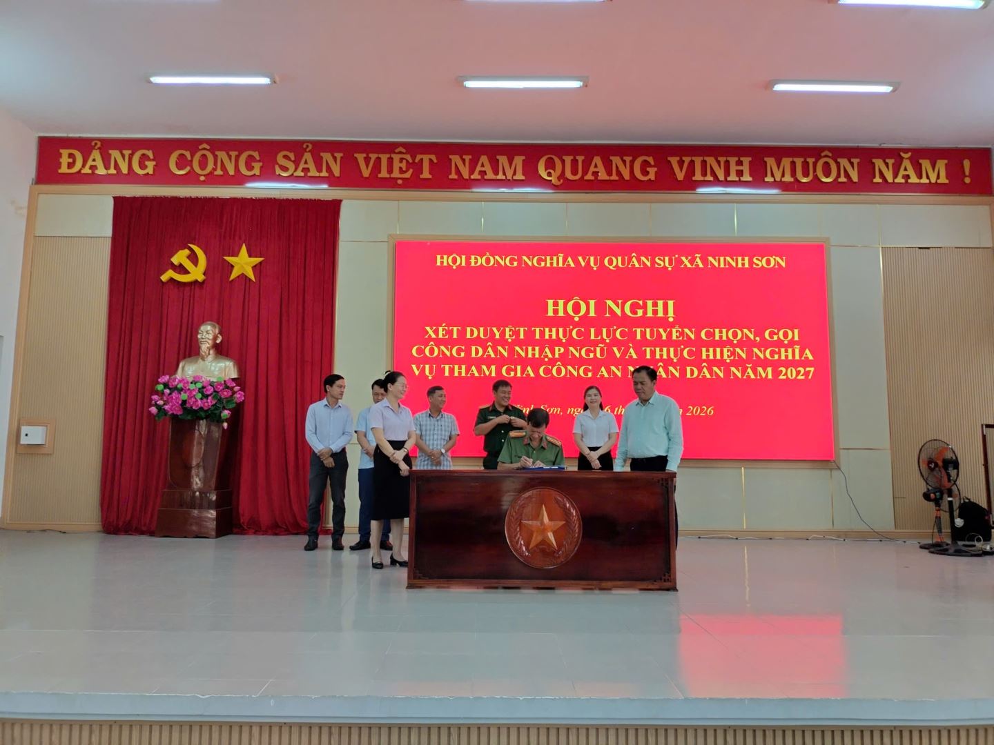 Các phòng, ban ngành, đoàn thể ký kết thi đua tuyển chọn, gọi công dân nhập ngũ và thực hiện nghĩa vụ tham gia Công an nhân dân năm 2027