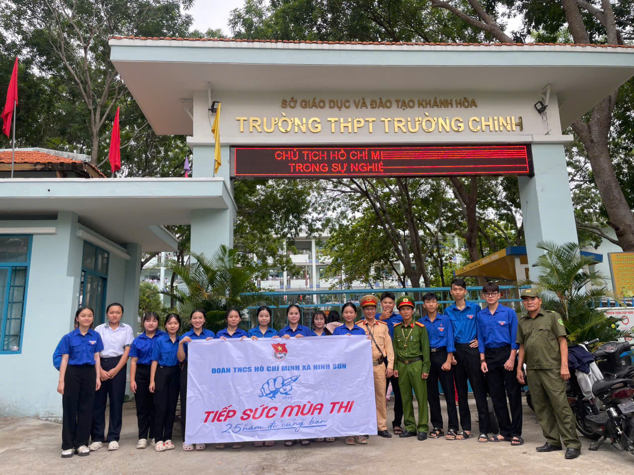 Hình ảnh hoạt động “Tiếp sức mùa thi” tại Trường THPT Trường Chinh
