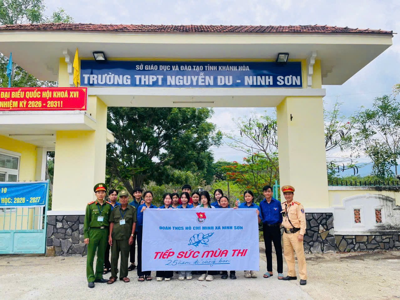 Hình ảnh hoạt động “Tiếp sức mùa thi” tại Trường THPT Nguyễn Du