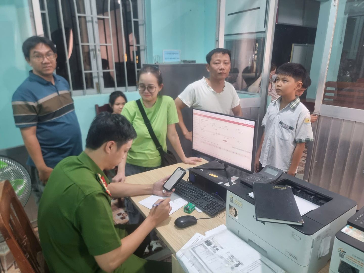Công an xã Ninh Sơn tăng cường bố trí lực lượng, phương tiện, trang thiết bị, tổ chức thu nhận hồ sơ cấp căn cước và định danh điện tử mức 2 cho học sinh