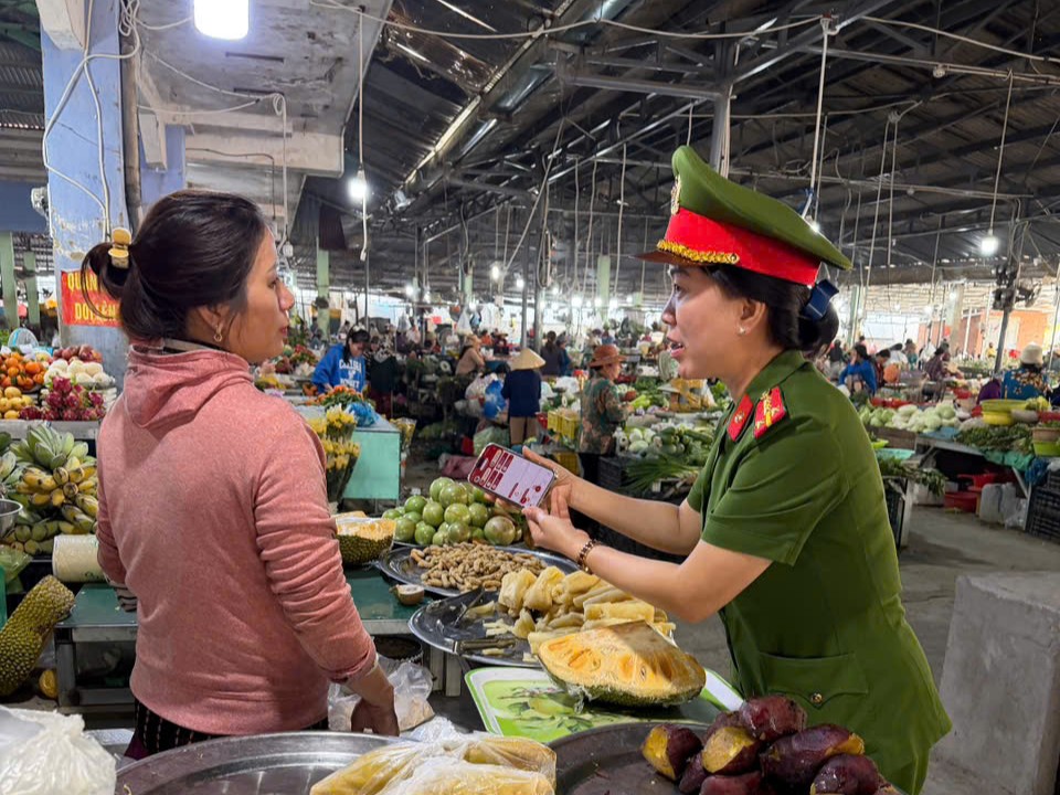 Công an xã Ninh Sơn tuyên truyền, hướng dẫn Nhân dân cài đặt sử dụng ứng dụng VNeTraffic tại khu vực Chợ Tân Sơn
