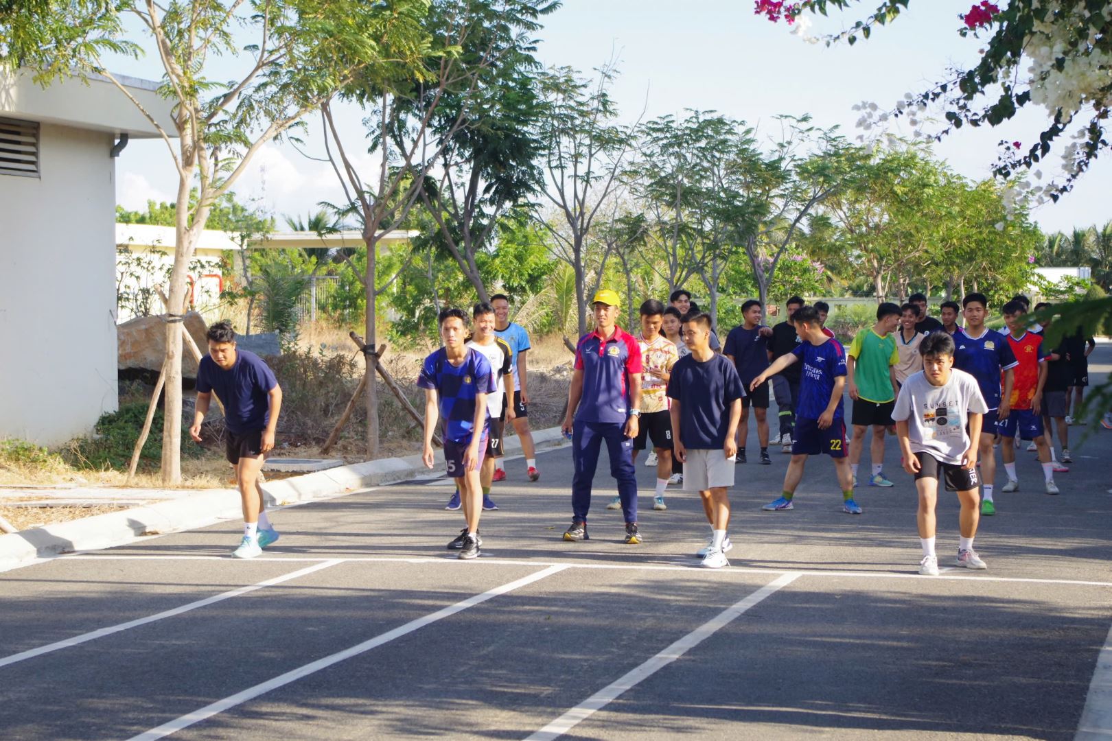 Các thí sinh trên địa bàn xã Ninh Sơn tham gia kiểm tra nội dung chạy 100m