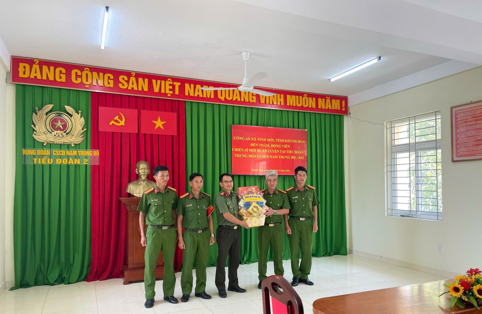 Công an xã Ninh Sơn tặng quà cho Tiểu đoàn 2, Trung đoàn Cảnh sát cơ động Nam Trung Bộ tại buổi gặp mặt
