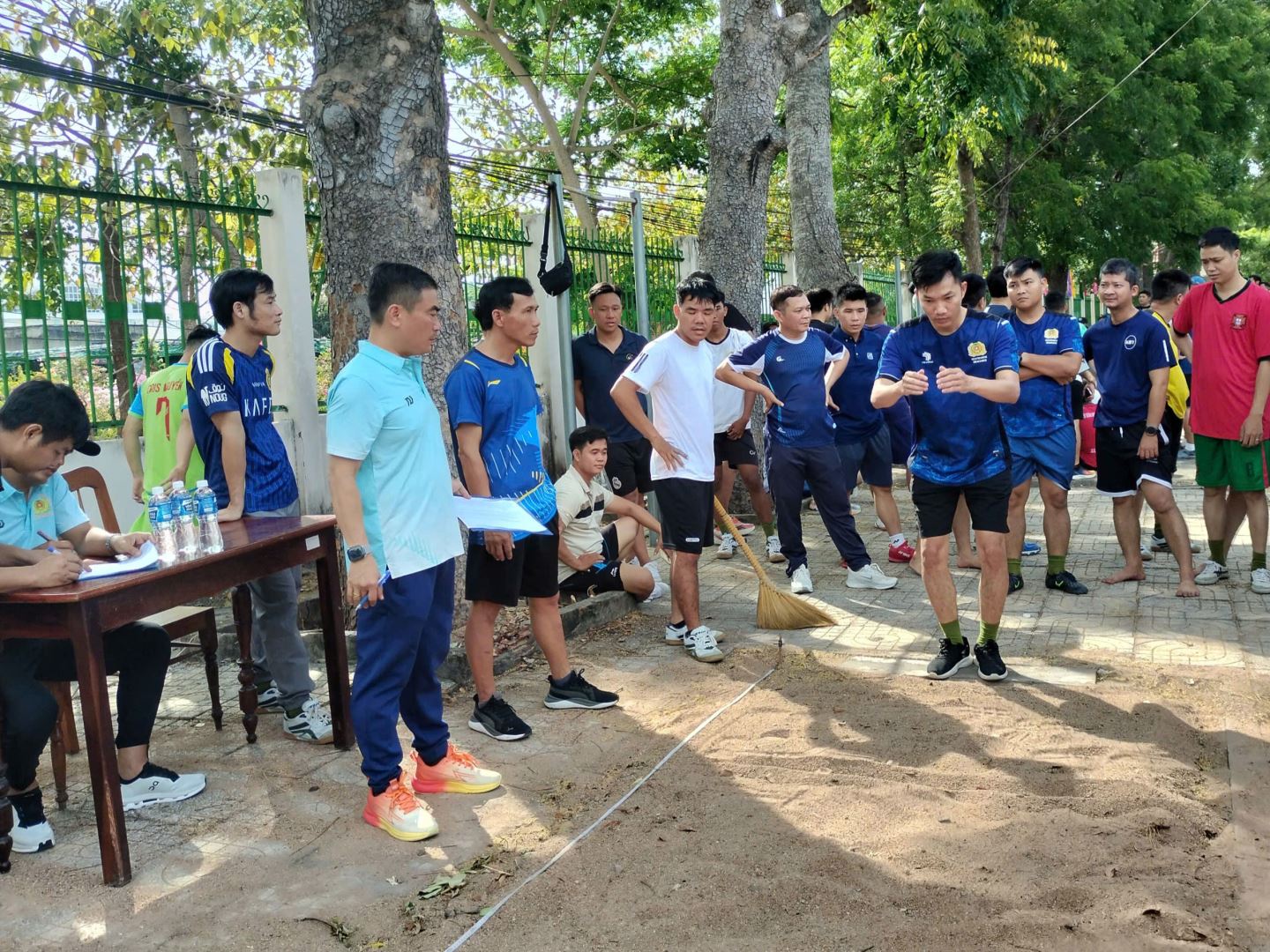 Cán bộ, chiến sĩ Công an xã Ninh Sơn tham gia kiểm tra các môn rèn luyện thể lực năm 2026
