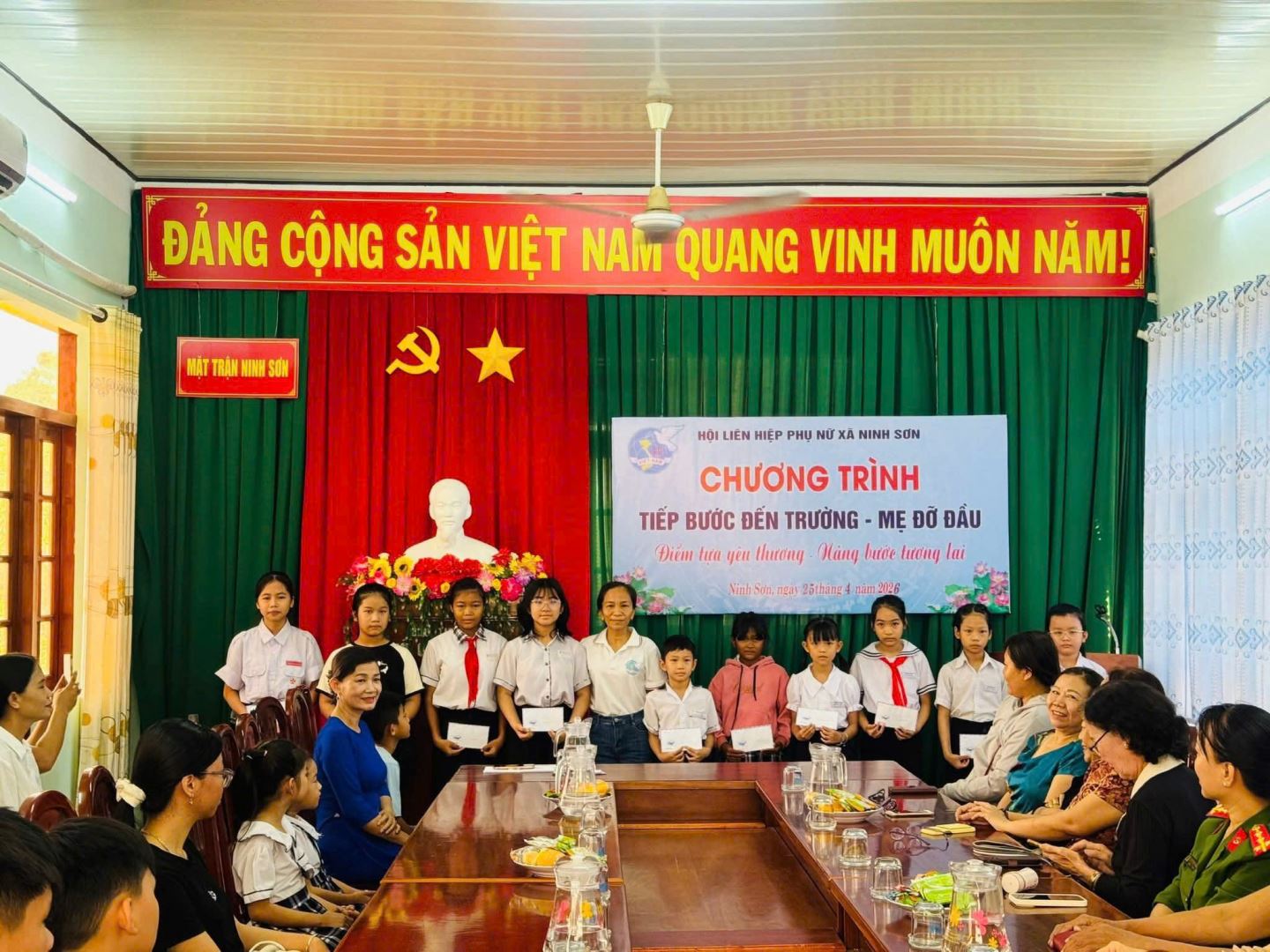Hội Liên hiệp Phụ nữ xã Ninh Sơn trao tặng 22 suất học bổng cho các em học sinh vượt khó học giỏi