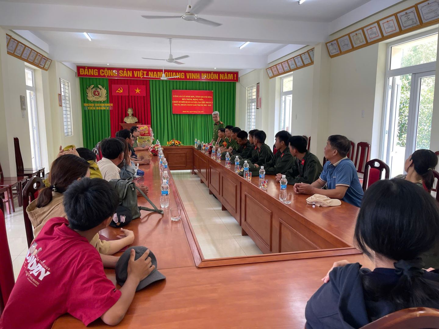 Đại diện chỉ huy Tiểu Đoàn 2, Trung Đoàn Cảnh sát cơ động Nam Trung Bộ trao đổi tình hình, kết quả huấn luyện của Chiến sĩ mới