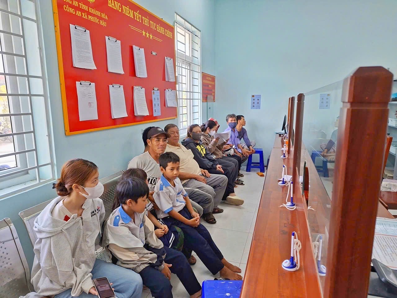 Phụ huynh đưa con em đi làm Căn cước tại Công an xã Phước Hậu