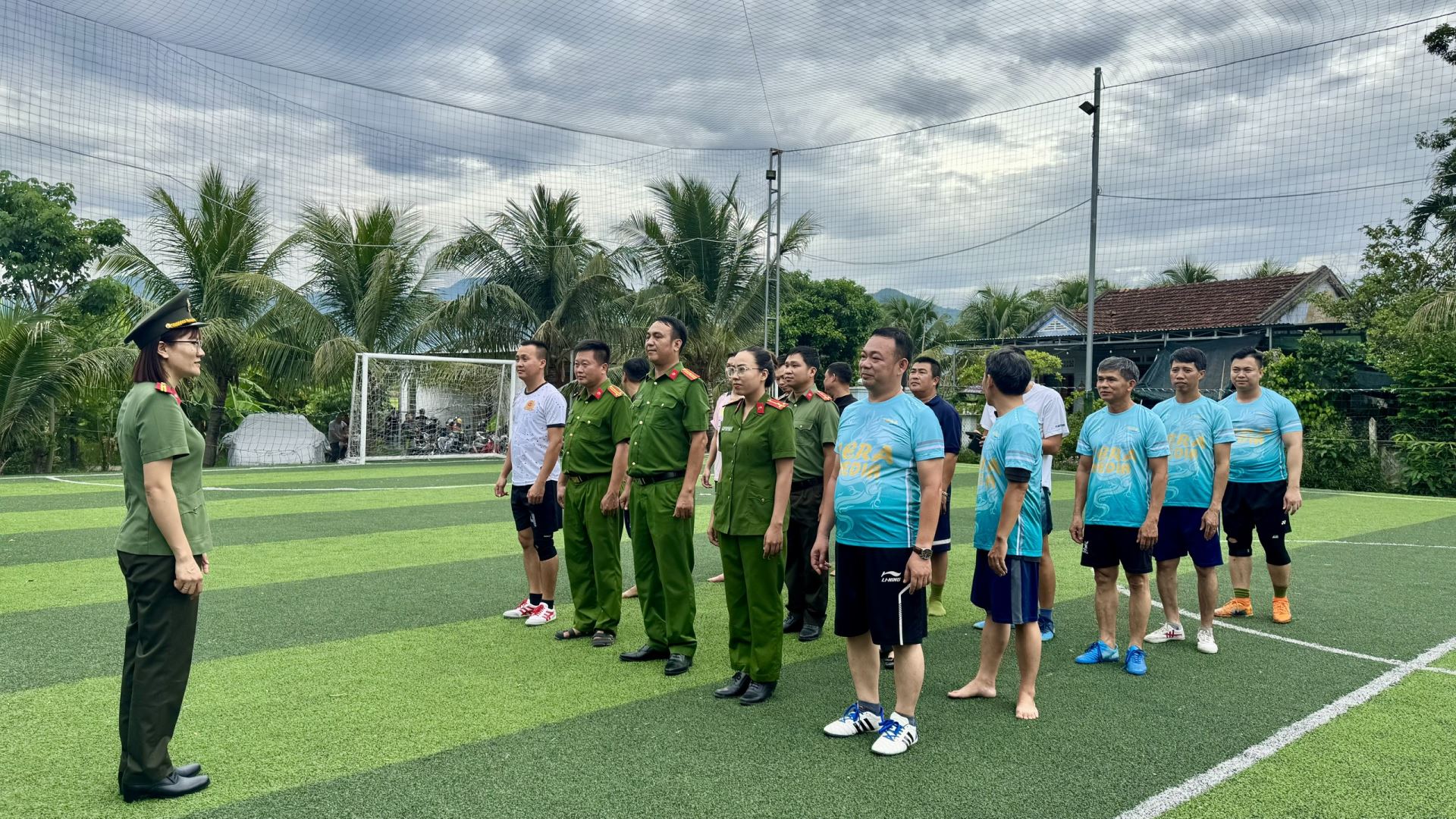Chỉ huy Công an xã Suối Hiệp phát biểu khai mạc Giải bóng đá mini chào mừng 80 năm Ngày truyền thống lực lượng An ninh nhân dân