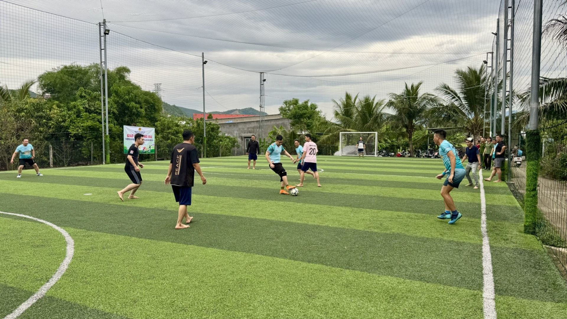Các đội bóng thi đấu sôi nổi, cống hiến nhiều pha bóng hấp dẫn tại giải