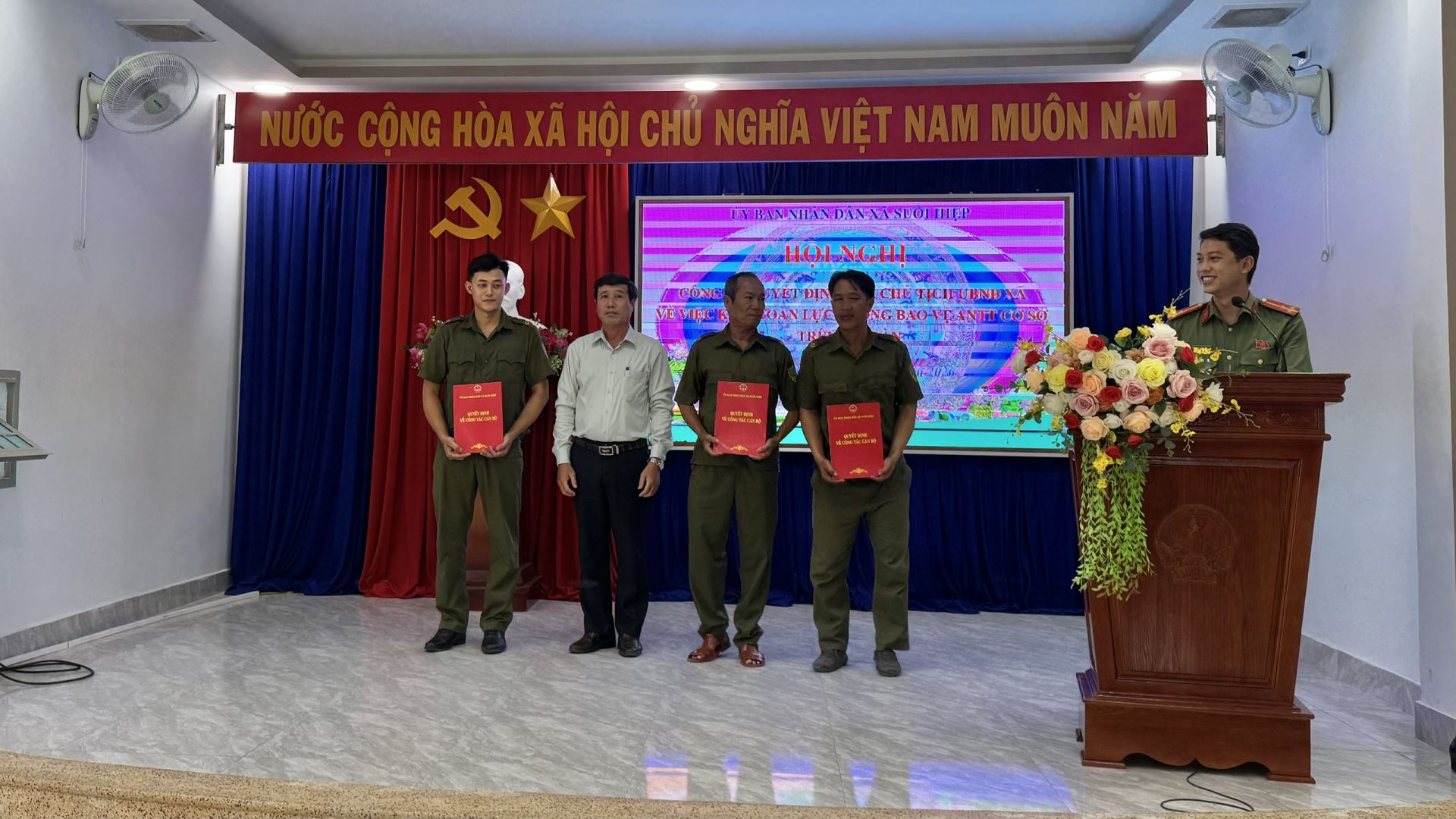 Lãnh đạo UBND xã Suối Hiệp trao Quyết định kiện toàn lực lượng tham gia bảo vệ an ninh, trật tự ở cơ sở cho đại diện các Tổ bảo vệ an ninh, trật tự thôn Xuân Phú, Mỹ Lộc và Nghiệp Thành