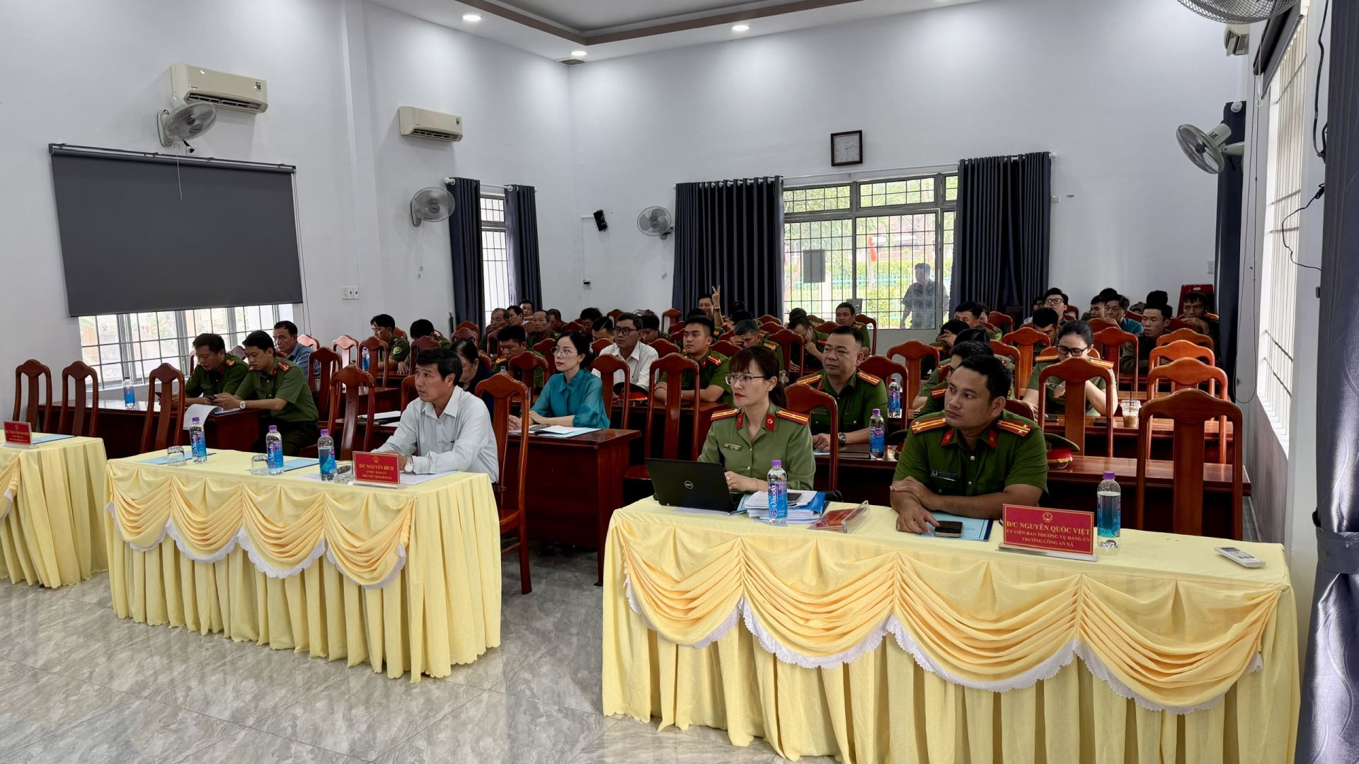 Toàn cảnh Hội nghị công bố Quyết định của Chủ tịch UBND xã Suối Hiệp về việc kiện toàn lực lượng tham gia bảo vệ an ninh, trật tự ở cơ sở trên địa bàn xã