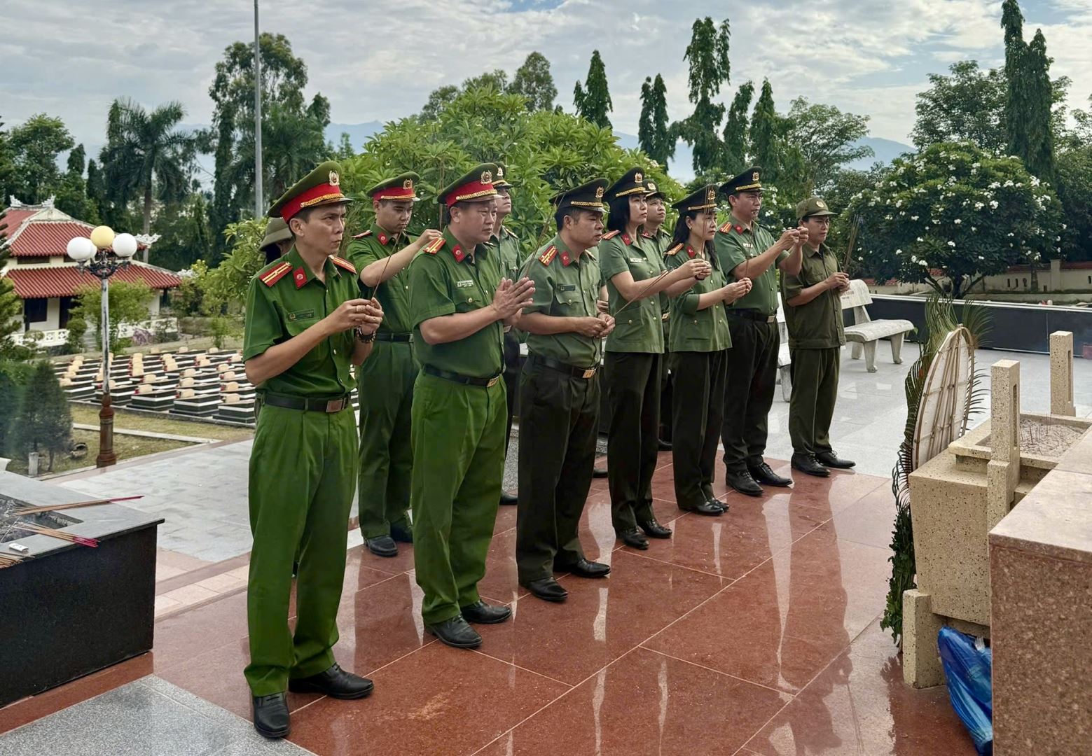 Đoàn viên Chi đoàn Công an xã Suối Hiệp thành kính dâng hương tưởng niệm các Anh hùng liệt sĩ tại Nghĩa trang Liệt sĩ Diên Khánh.
