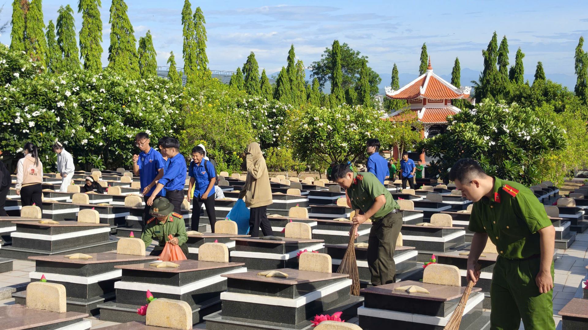 Đoàn viên, thanh niên tham gia vệ sinh, chỉnh trang khuôn viên Nghĩa trang Liệt sĩ Diên Khánh.