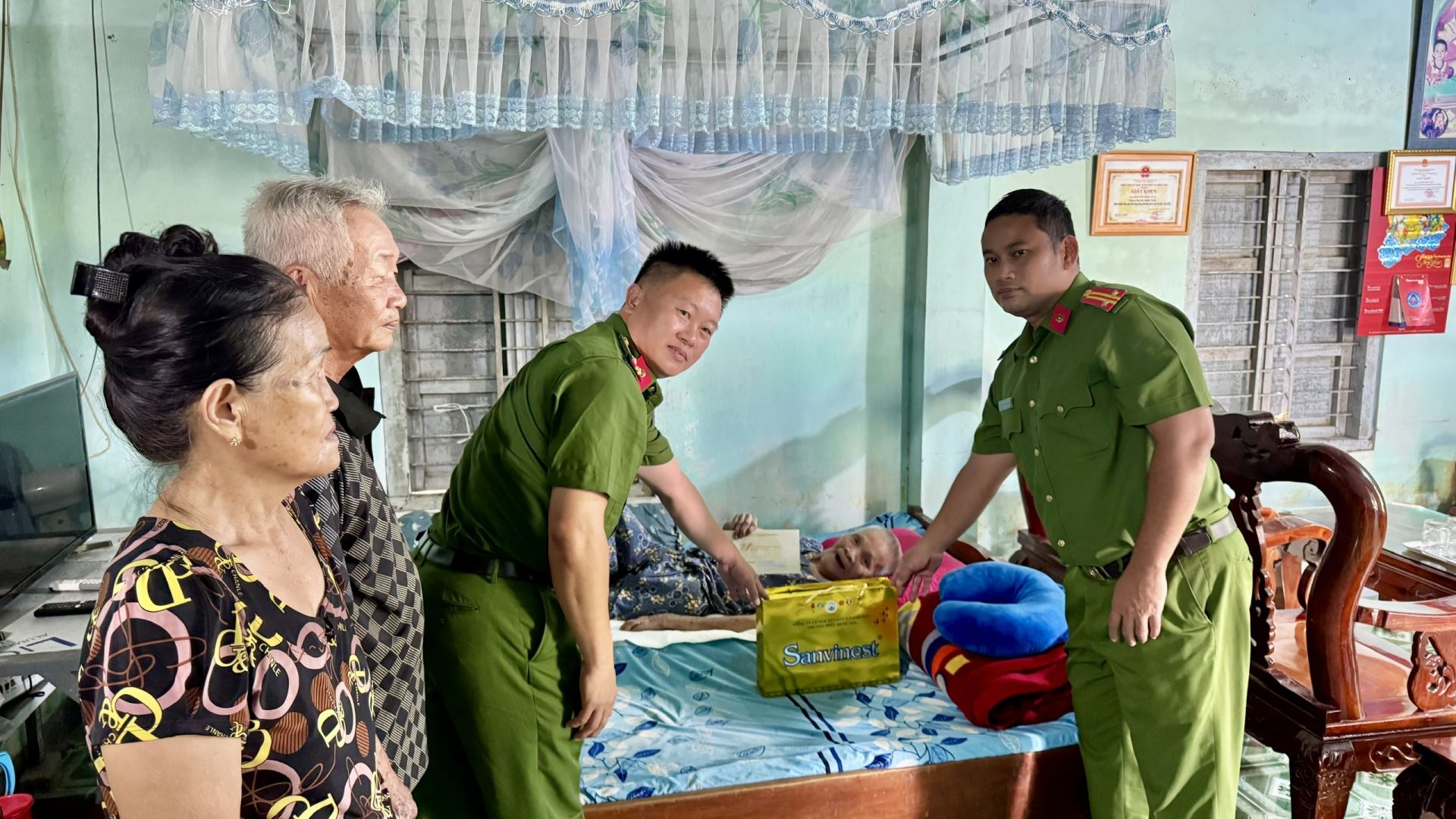 Đồng chí Trung tá Nguyễn Quốc Việt, Trưởng Công an xã Suối Hiệp cùng đoàn công tác thăm hỏi, tặng quà gia đình thân nhân liệt sĩ nhân kỷ niệm 79 năm Ngày Thương binh - Liệt sĩ.