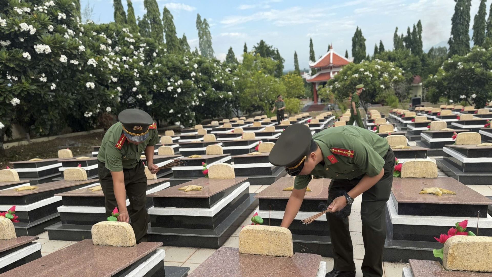 Đoàn viên Chi đoàn Công an xã Suối Hiệp thành kính thắp hương tri ân tại các phần mộ liệt sĩ.