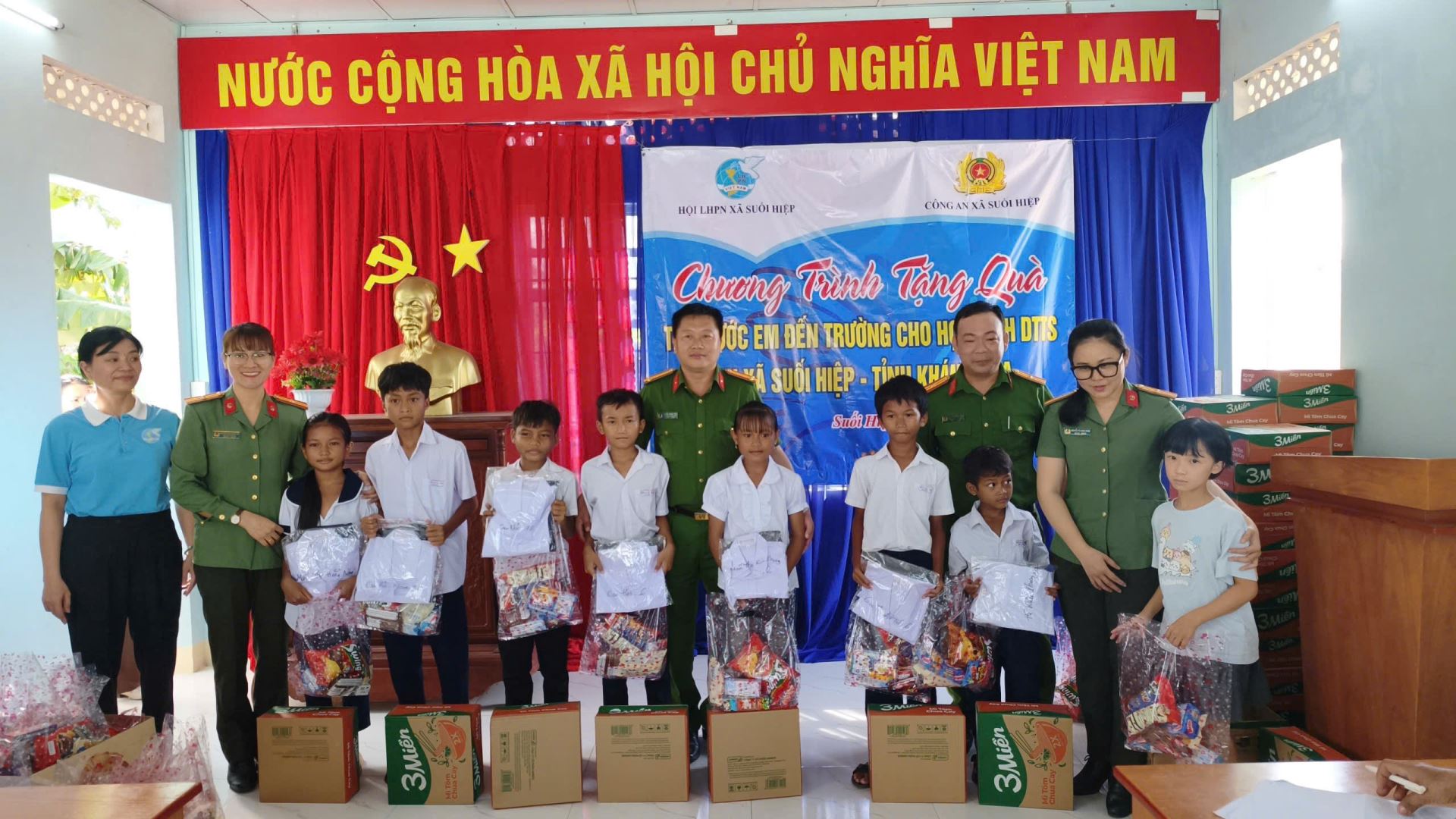 Công an xã Suối Hiệp trao tặng quà cho các em học sinh dân tộc thiểu số có hoàn cảnh khó khăn.