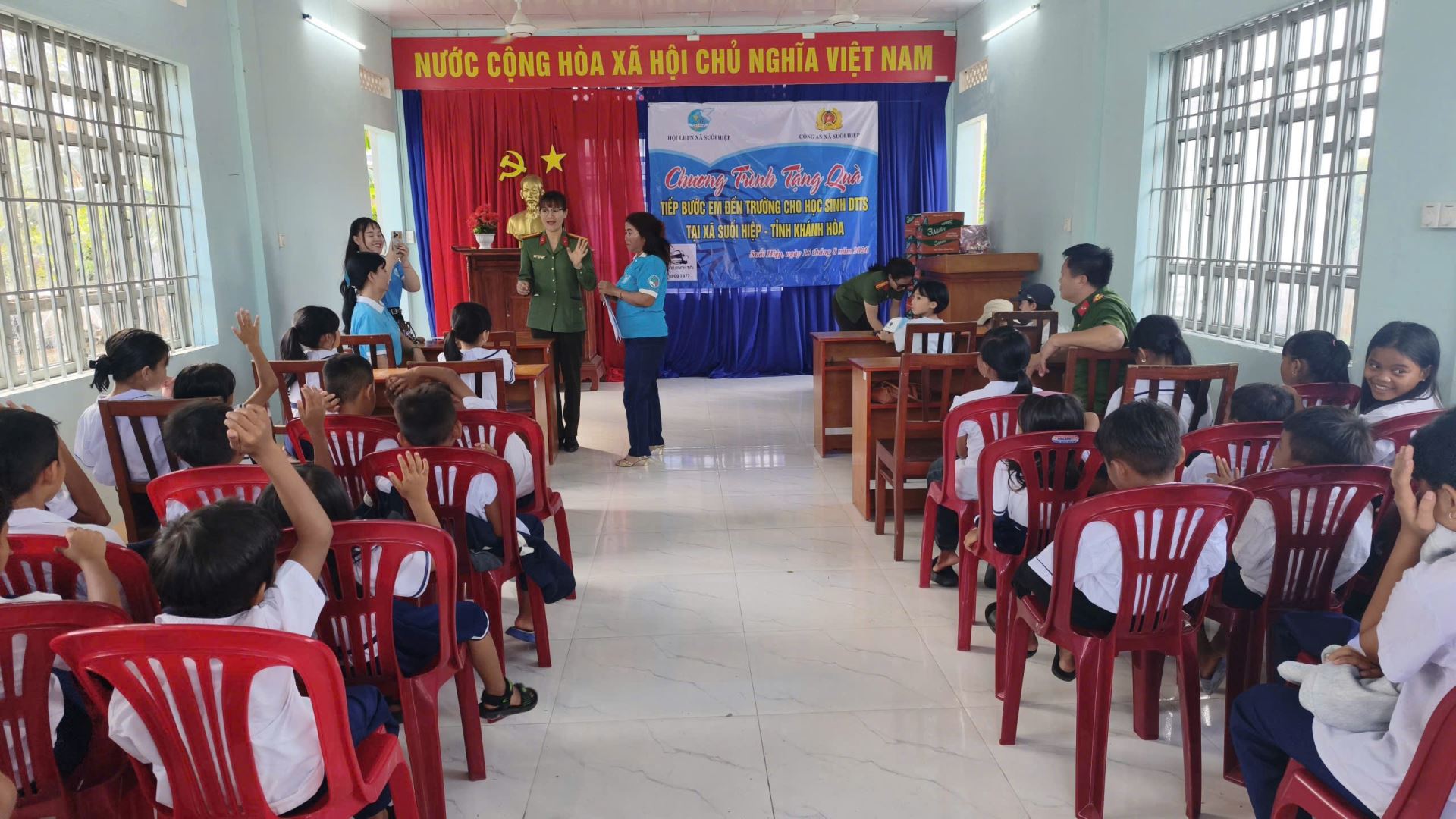 Đồng chí Thiếu tá Nguyễn Đặng Hồng Linh – Phó trưởng Công an xã Suối Hiệp phát biểu tại chương trình.