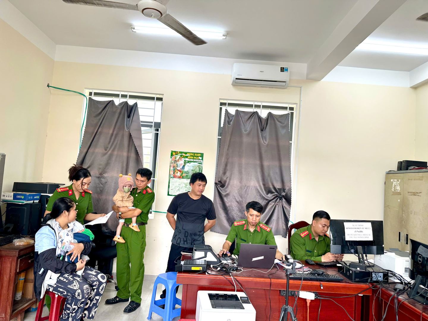 Cán bộ Công an xã hướng dẫn thủ tục cho anh Bạch Thái Thương và chị Phan Thị Xuân Vàng