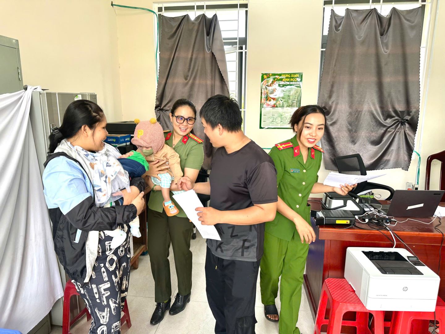 Một trong những hình ảnh đẹp, thể hiện rõ tinh thần "Gần dân nhất"
