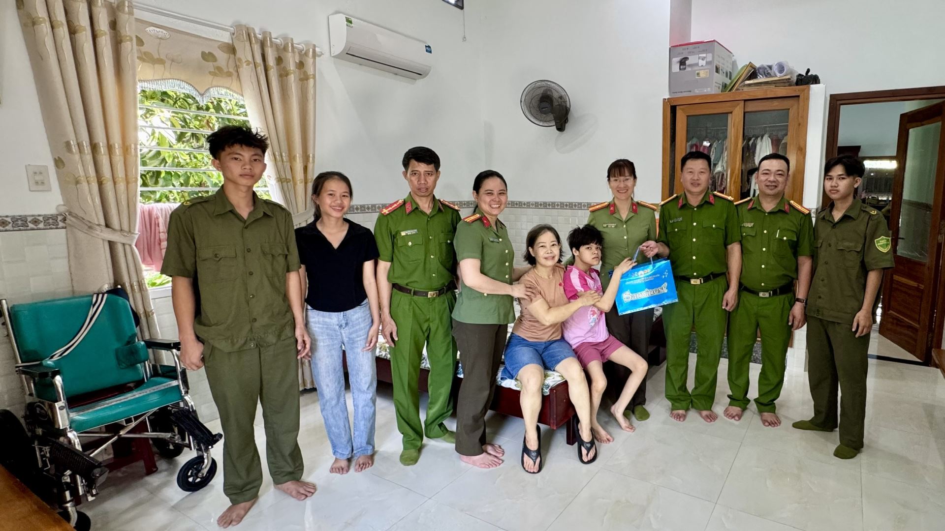 Đoàn công tác Công an xã Suối Hiệp chụp ảnh lưu niệm cùng gia đình đồng chí Trung tá Nguyễn Trọng Tuất