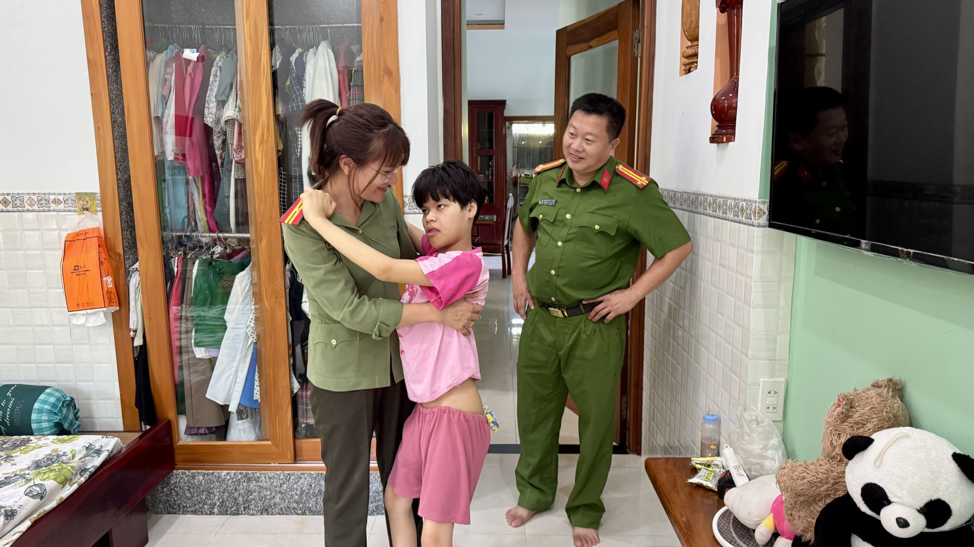 Đồng chí Thiếu tá Nguyễn Đặng Hồng Linh thăm hỏi, động viên cháu Nguyễn Cao Nguyệt Thanh