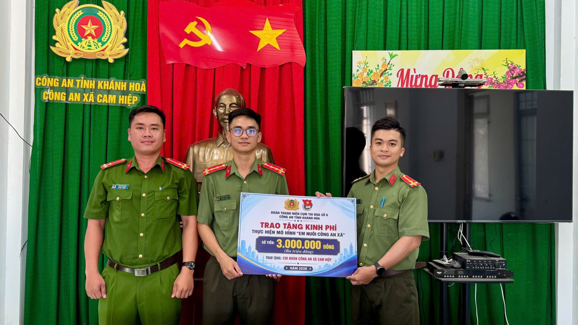 Đoàn Thanh niên Cụm thi đua số 6 trao kinh phí hỗ trợ mô hình ‘Em nuôi Công an xã’ cho Chi đoàn Công an xã Cam Hiệp
