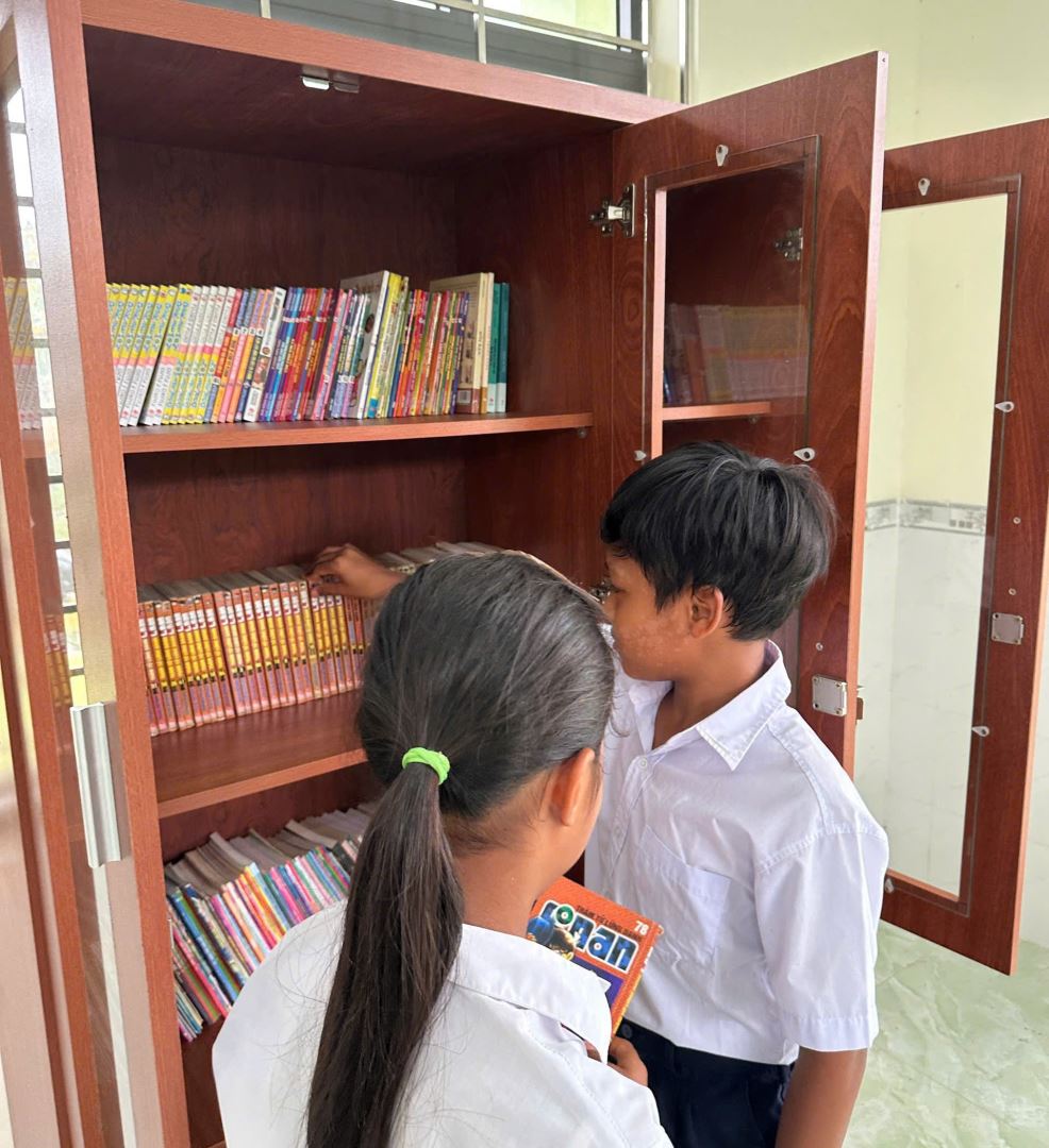 Các em thiếu nhi lựa chọn sách tại “Tủ sách cho em”, qua đó góp phần hình thành và lan tỏa văn hóa đọc trong thanh thiếu nhi.