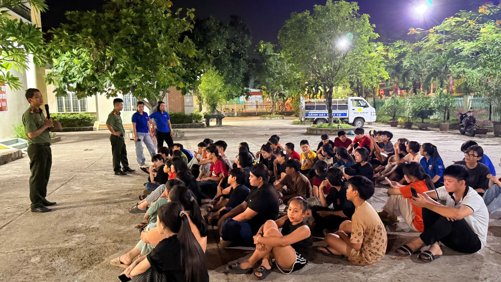 Đoàn viên Chi đoàn Công an xã Suối Hiệp tuyên truyền pháp luật về an toàn giao thông, phòng chống đuối nước và bạo lực học đường cho các em thiếu nhi