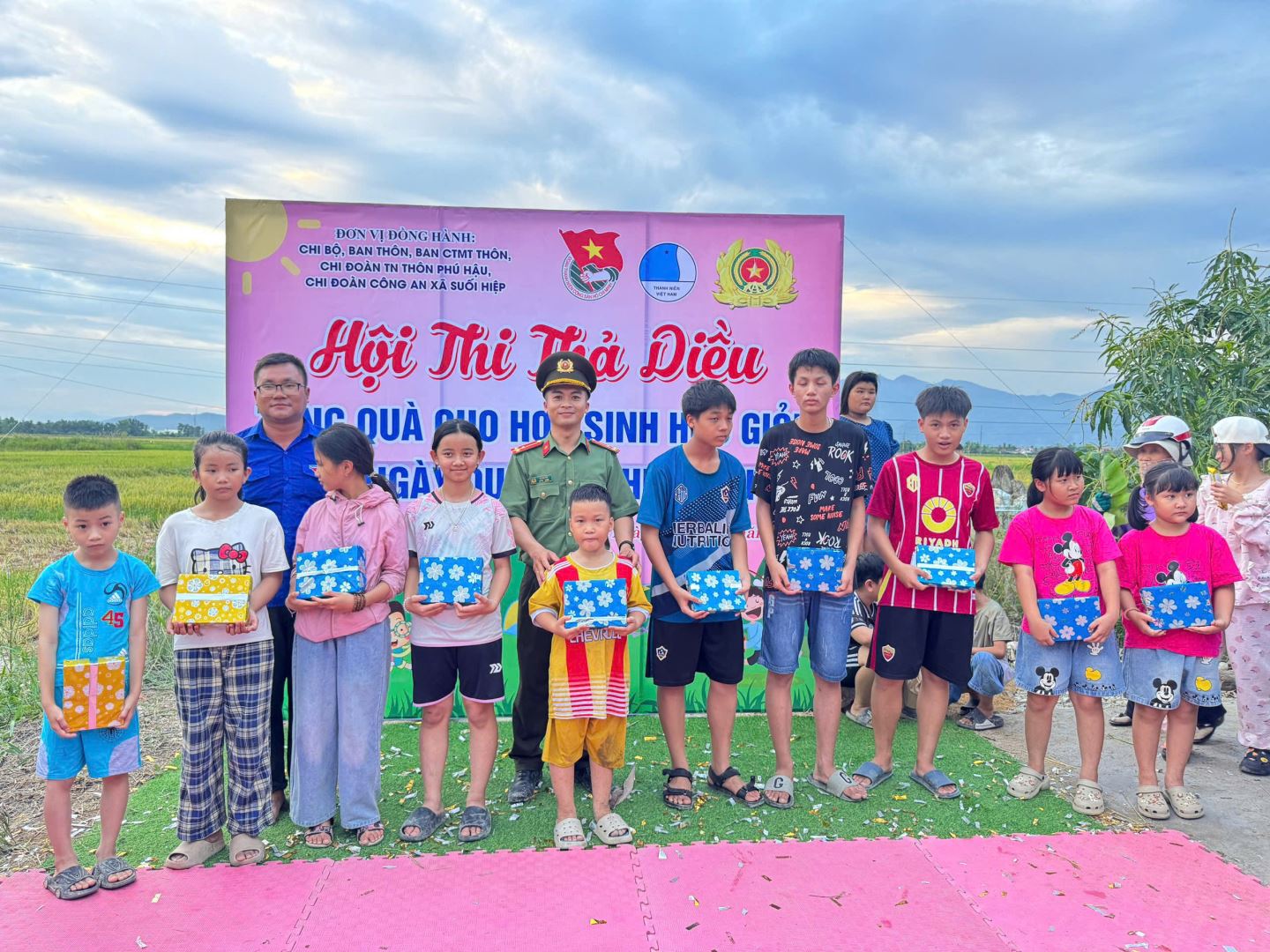Ban Tổ chức trao tặng các phần quà nhằm động viên, khích lệ các em học sinh nỗ lực vươn lên trong học tập.