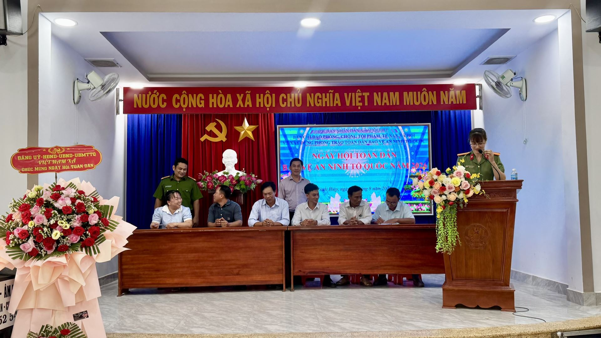 Đại diện 12 thôn trên địa bàn xã ký kết giao ước thi đua xây dựng khu dân cư đạt chuẩn “An toàn về an ninh, trật tự” năm 2026.