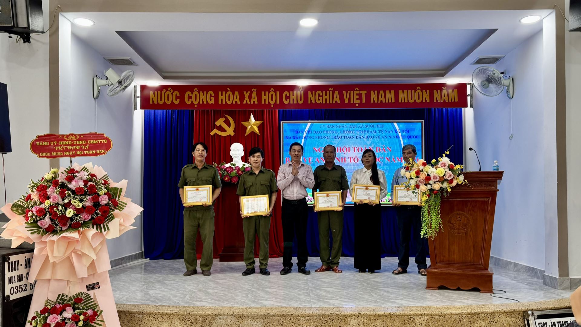 Đồng chí Võ Văn Toàn - Chủ tịch UBND xã trao Giấy khen cho các tập thể, cá nhân có thành tích xuất sắc.