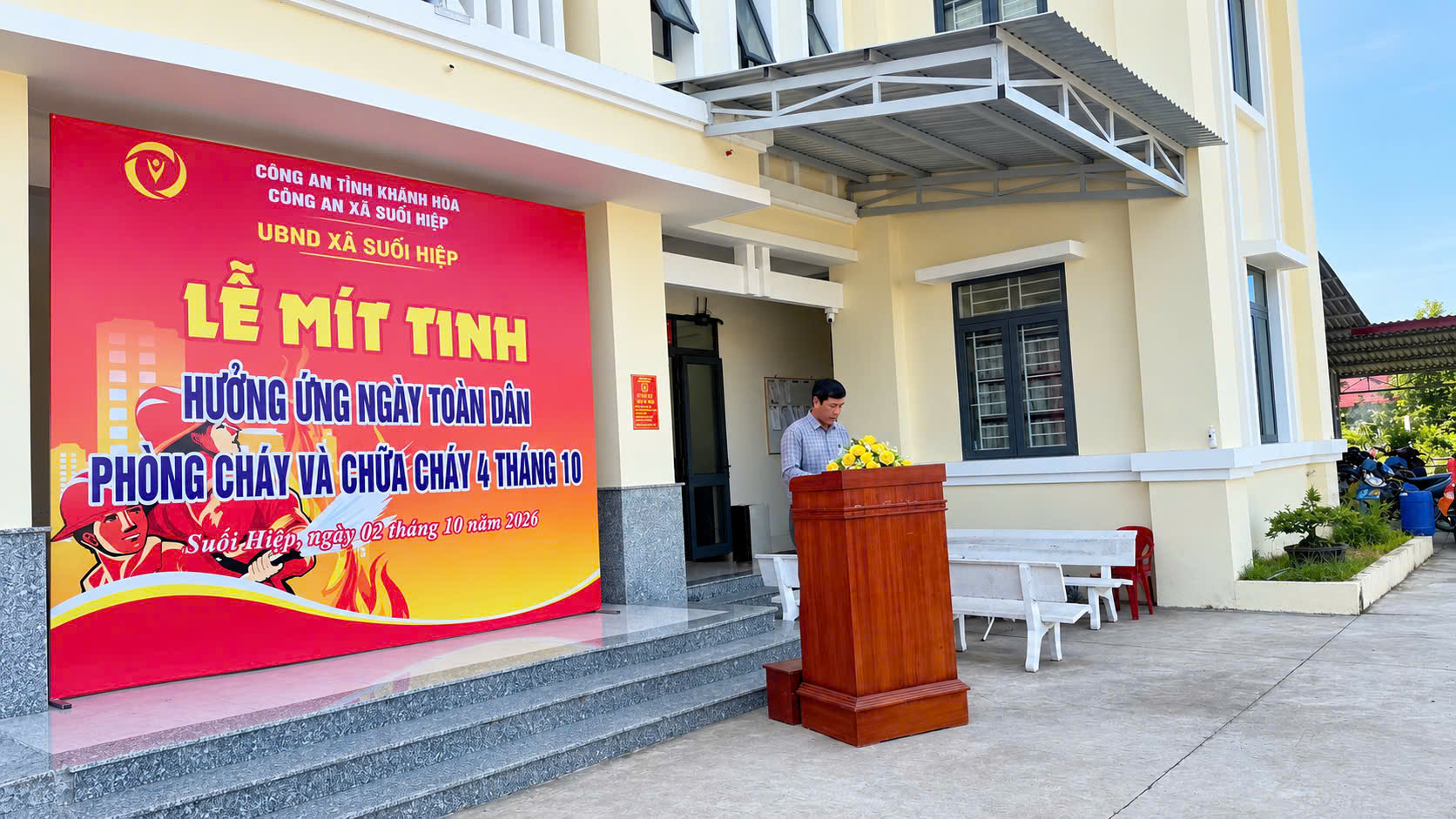 Đồng chí Nguyễn Bích – Phó Chủ tịch UBND xã Suối Hiệp phát biểu tại buổi lễ